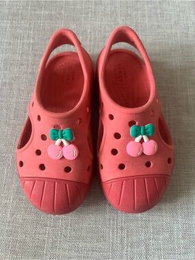 CROCS Coral Pink Cherry slip on casual shoes , girls 8, casual outdoors, school